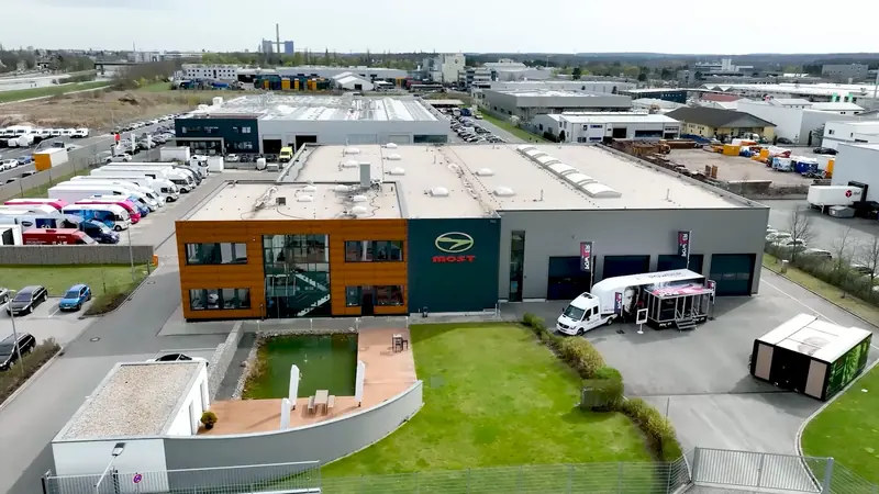 Luftbild vom Firmensitz in Fürth mit Halle, Bürogebäude und Fuhrpark