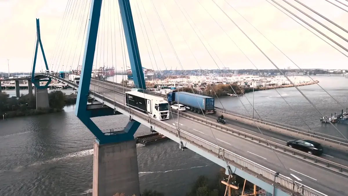 Ein Showtruck fährt über eine Hafenbrücke